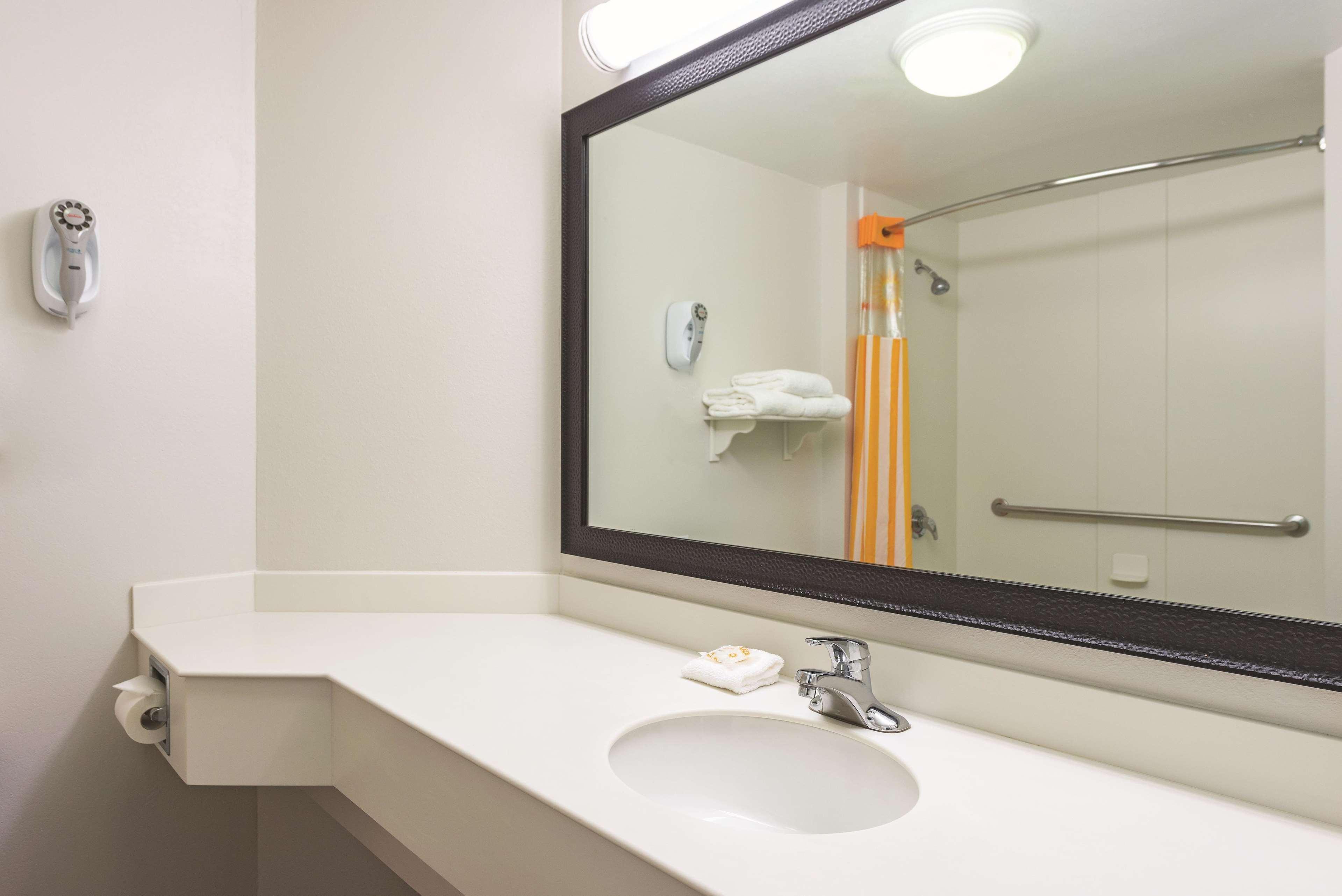 Travelodge By Wyndham Houston Cy-Fair Екстериор снимка
