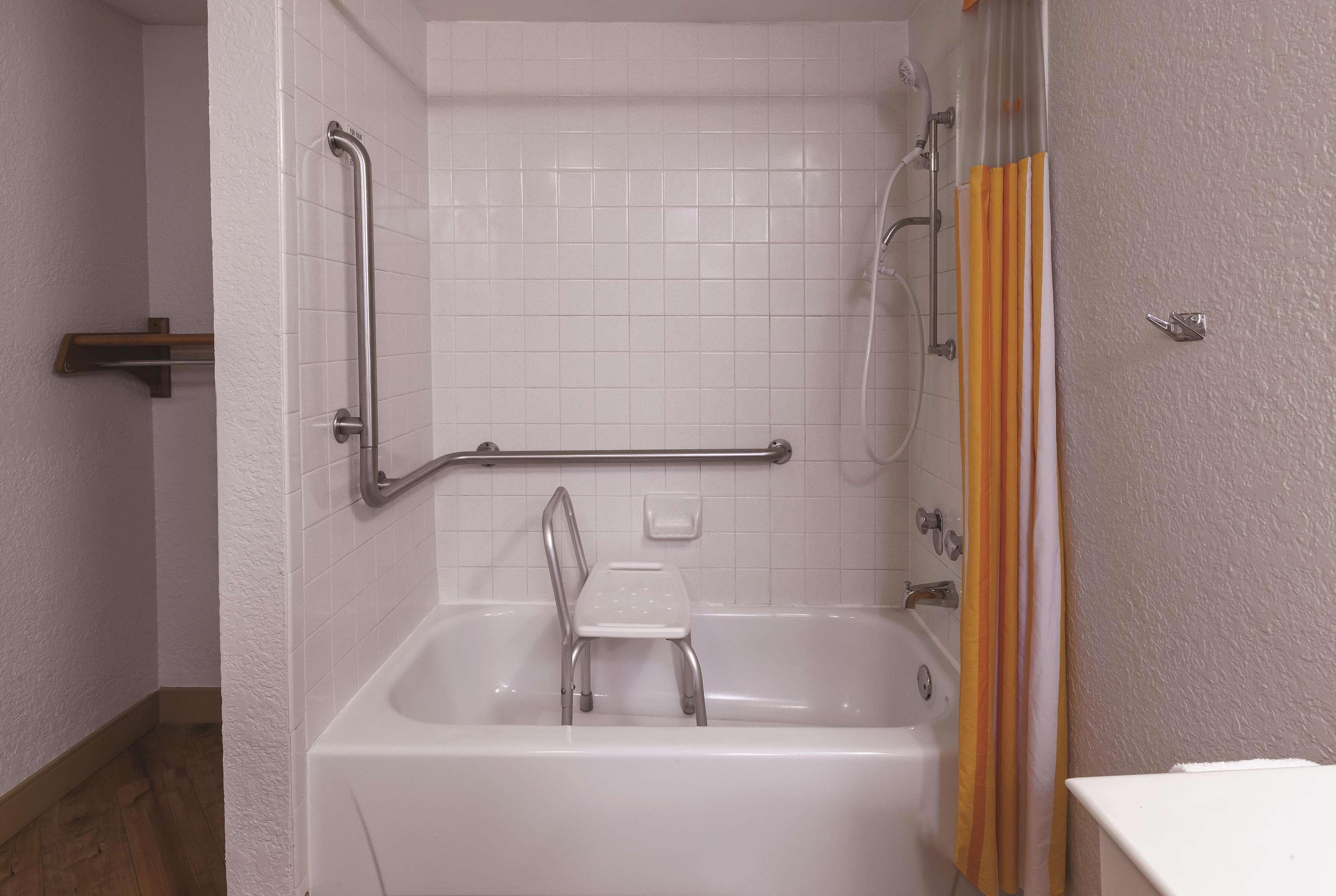 Travelodge By Wyndham Houston Cy-Fair Екстериор снимка
